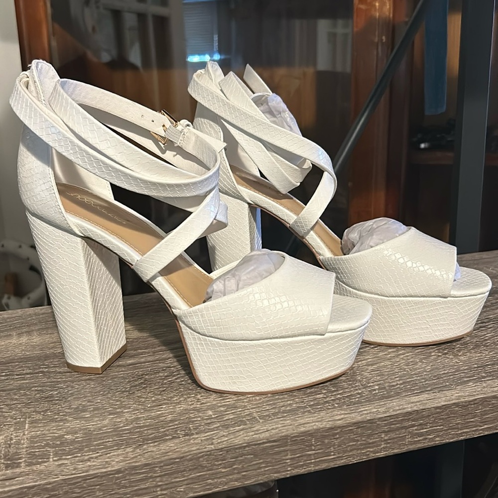 Shoe dazzle white heels